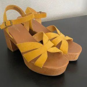 American Eagle Outfitters Chunky Yellow Wooden Block Platform Sandals 9